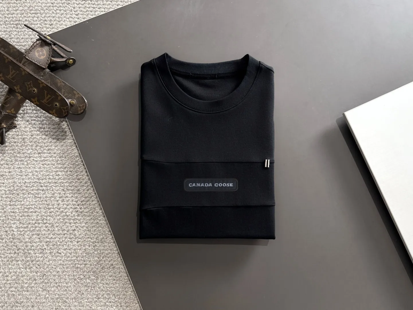 Next day delivery P300 High version CANADA GOOSE/Big Goose 25ss spring and summer new high-definition T-shirt Made with imported machines from Italy, truly the most luxurious and high-quality model that you can wear with your eyes closed. Heavy combed fabrics. High-strength and heavy-weight fabrics feel substantial when weighed. The upper body is more textured than ordinary T-shirts and is not easily deformed. This texture can cope with the weather, absorb sweat and breathable, and is suitable for both hot and cold conditions! Perfectly produced with reference to the original stitch and stitch! The loose fit design is super noble. Custom-woven signature ribbed collar, cuffs, and hem. Really rare and rare goods Size: M-XXXL